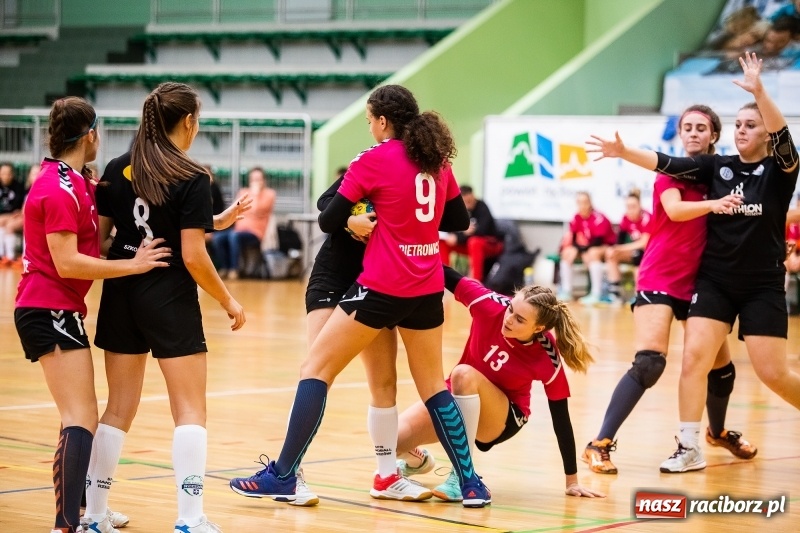 Zdjęcie w galerii na portalu naszraciborz.pl: Piłkarki UKS Start Pietrowice Wielkie przegrały w debiucie w Arenie Rafako wiadomości z regionu