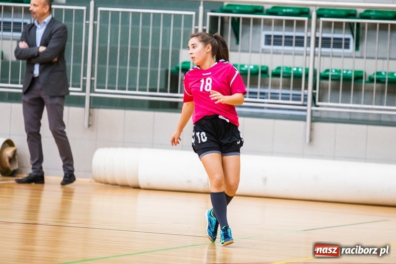Zdjęcie w galerii na portalu naszraciborz.pl: Piłkarki UKS Start Pietrowice Wielkie przegrały w debiucie w Arenie Rafako wiadomości z regionu
