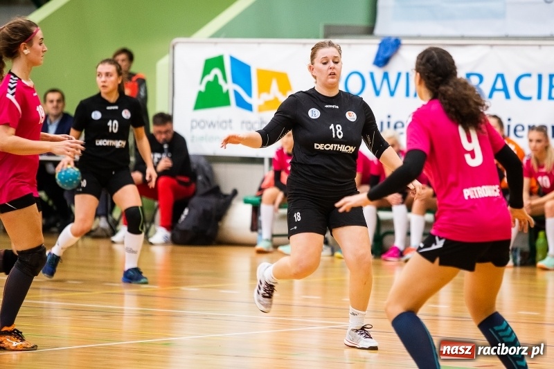 Zdjęcie w galerii na portalu naszraciborz.pl: Piłkarki UKS Start Pietrowice Wielkie przegrały w debiucie w Arenie Rafako wiadomości z regionu