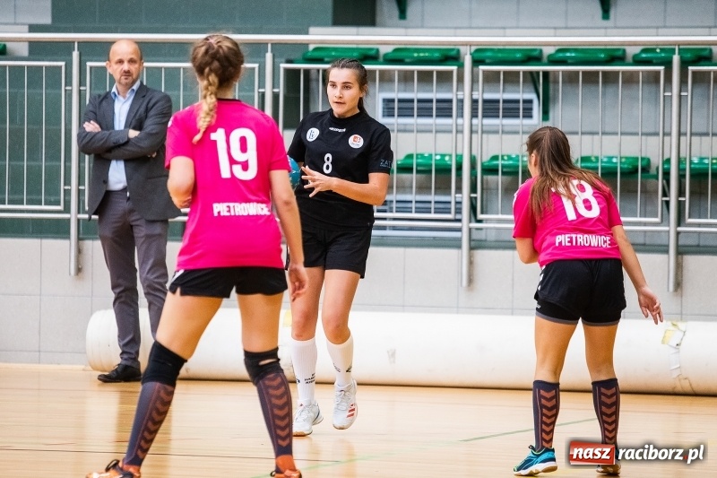 Zdjęcie w galerii na portalu naszraciborz.pl: Piłkarki UKS Start Pietrowice Wielkie przegrały w debiucie w Arenie Rafako wiadomości z regionu