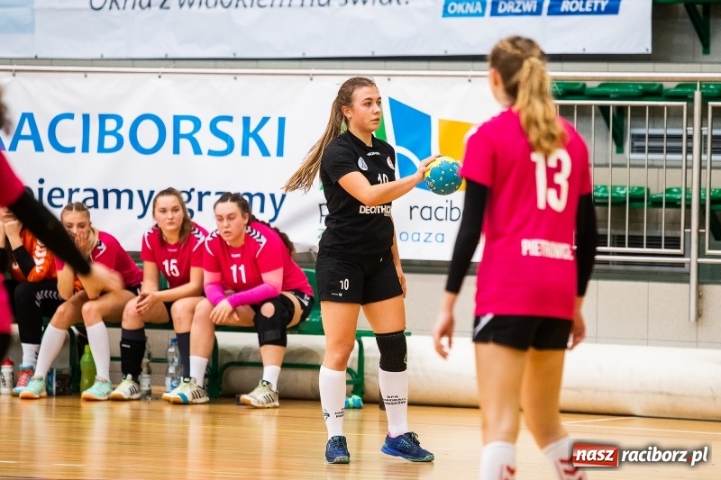 Zdjęcie w galerii na portalu naszraciborz.pl: Piłkarki UKS Start Pietrowice Wielkie przegrały w debiucie w Arenie Rafako wiadomości z regionu