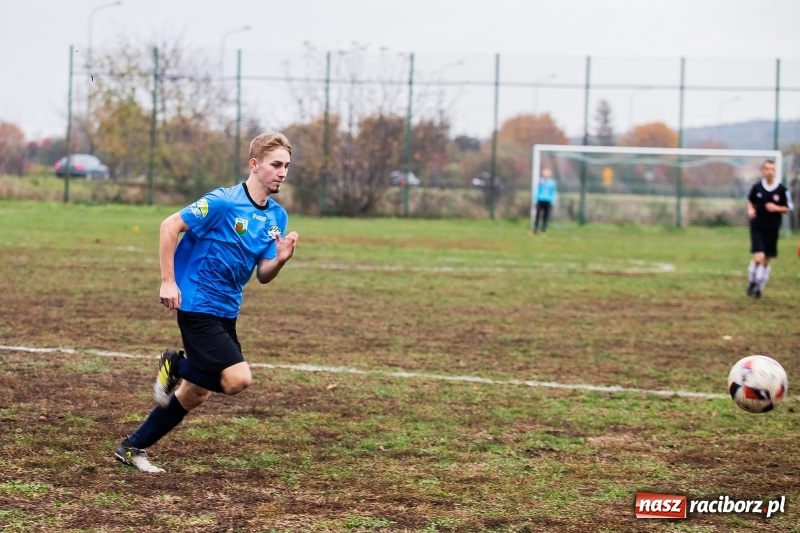 Zdjęcie w galerii na portalu naszraciborz.pl: Wicher Płonia uległ Strzelcowi. Rzuchów mistrzem jesieni wiadomości z regionu