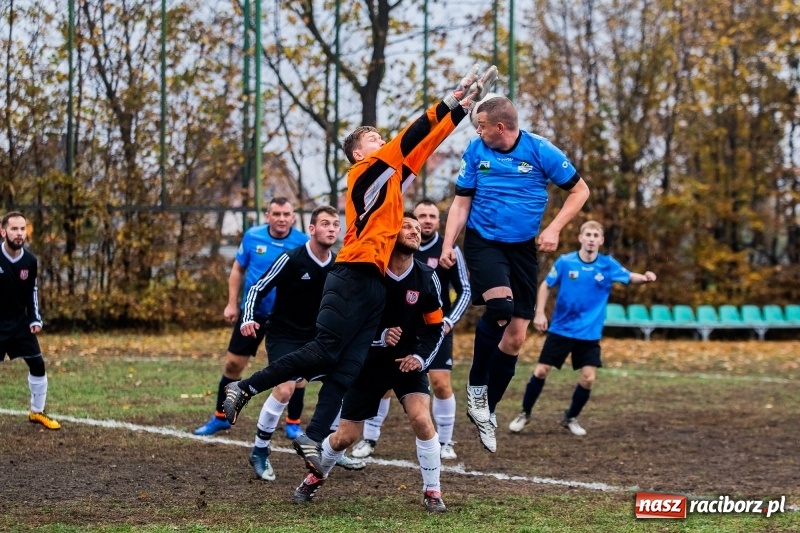 Zdjęcie w galerii na portalu naszraciborz.pl: Wicher Płonia uległ Strzelcowi. Rzuchów mistrzem jesieni wiadomości z regionu