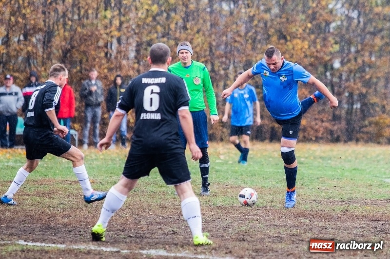 Zdjęcie w galerii na portalu naszraciborz.pl: Wicher Płonia uległ Strzelcowi. Rzuchów mistrzem jesieni wiadomości z regionu