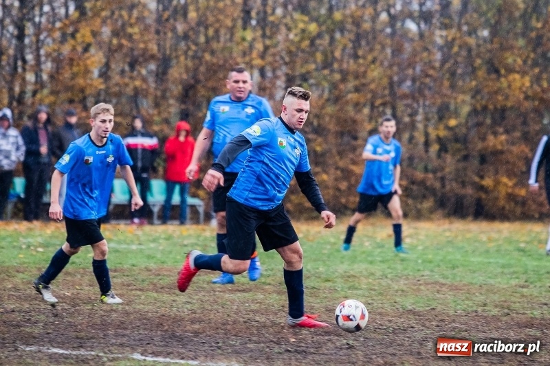 Zdjęcie w galerii na portalu naszraciborz.pl: Wicher Płonia uległ Strzelcowi. Rzuchów mistrzem jesieni wiadomości z regionu