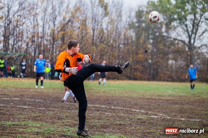 Zdjęcie w galerii na portalu naszraciborz.pl: Wicher Płonia uległ Strzelcowi. Rzuchów mistrzem jesieni wiadomości z regionu