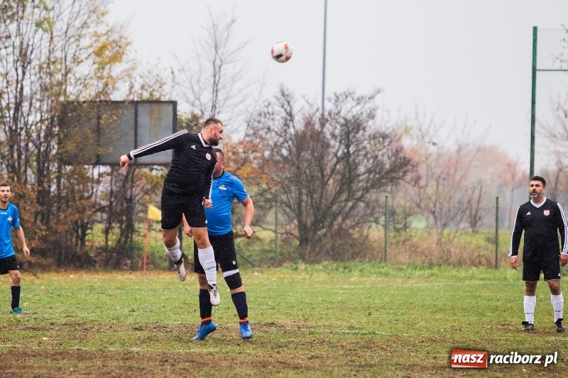 Zdjęcie w galerii na portalu naszraciborz.pl: Wicher Płonia uległ Strzelcowi. Rzuchów mistrzem jesieni wiadomości z regionu