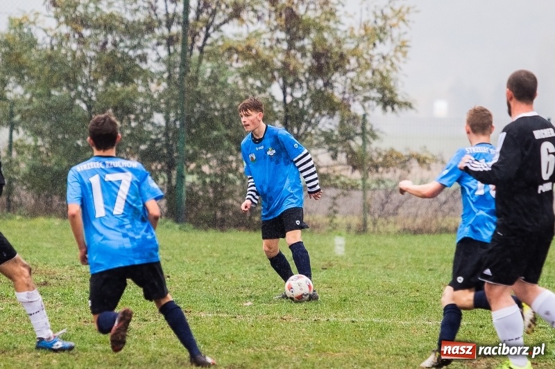 Zdjęcie w galerii na portalu naszraciborz.pl: Wicher Płonia uległ Strzelcowi. Rzuchów mistrzem jesieni wiadomości z regionu
