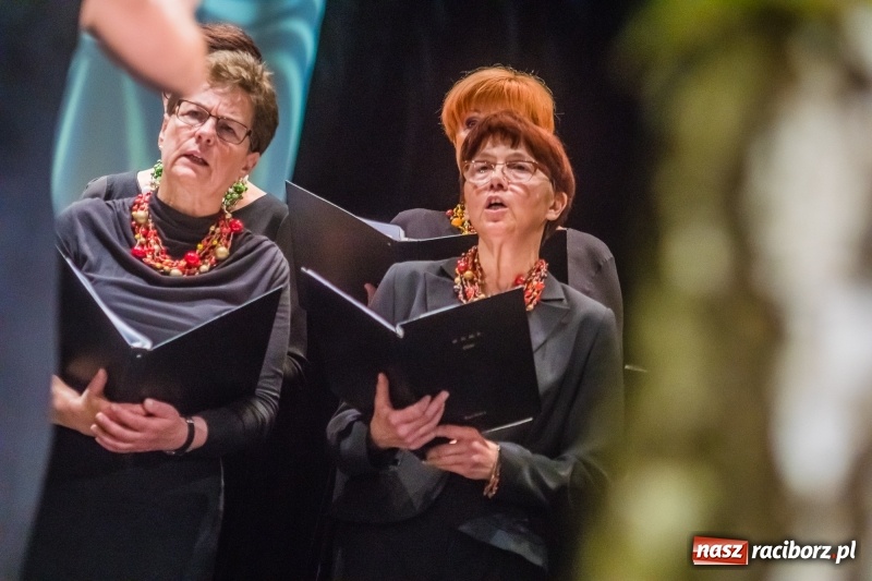 Zdjęcie w galerii na portalu naszraciborz.pl: Młodzieżowy Chór Bel Canto z Grand Prix XXVII Festiwalu Pieśni Chóralnej wiadomości z regionu