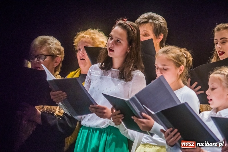 Zdjęcie w galerii na portalu naszraciborz.pl: Młodzieżowy Chór Bel Canto z Grand Prix XXVII Festiwalu Pieśni Chóralnej wiadomości z regionu