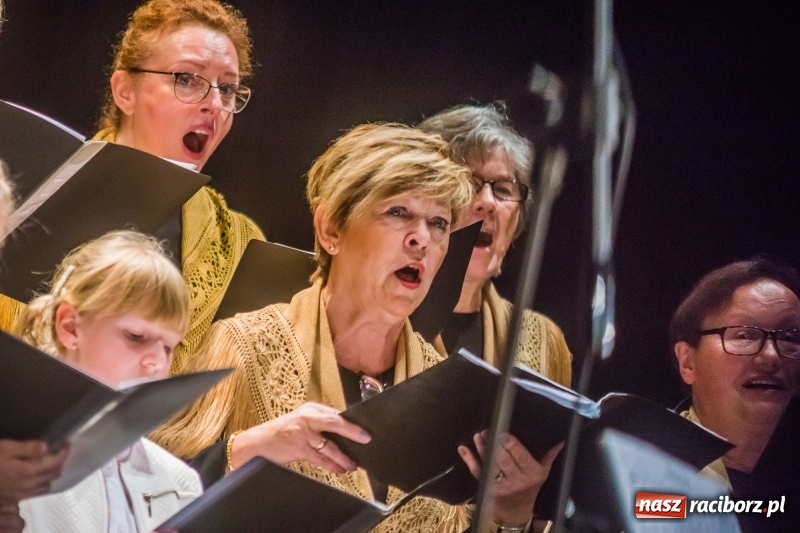 Zdjęcie w galerii na portalu naszraciborz.pl: Młodzieżowy Chór Bel Canto z Grand Prix XXVII Festiwalu Pieśni Chóralnej wiadomości z regionu