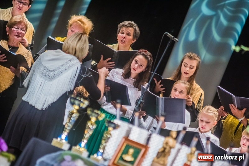 Zdjęcie w galerii na portalu naszraciborz.pl: Młodzieżowy Chór Bel Canto z Grand Prix XXVII Festiwalu Pieśni Chóralnej wiadomości z regionu