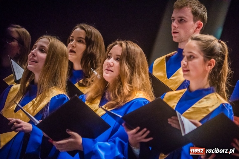 Zdjęcie w galerii na portalu naszraciborz.pl: Młodzieżowy Chór Bel Canto z Grand Prix XXVII Festiwalu Pieśni Chóralnej wiadomości z regionu