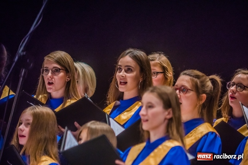 Zdjęcie w galerii na portalu naszraciborz.pl: Młodzieżowy Chór Bel Canto z Grand Prix XXVII Festiwalu Pieśni Chóralnej wiadomości z regionu