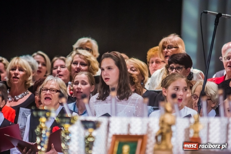 Zdjęcie w galerii na portalu naszraciborz.pl: Młodzieżowy Chór Bel Canto z Grand Prix XXVII Festiwalu Pieśni Chóralnej wiadomości z regionu