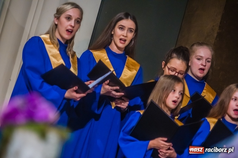 Zdjęcie w galerii na portalu naszraciborz.pl: Młodzieżowy Chór Bel Canto z Grand Prix XXVII Festiwalu Pieśni Chóralnej wiadomości z regionu