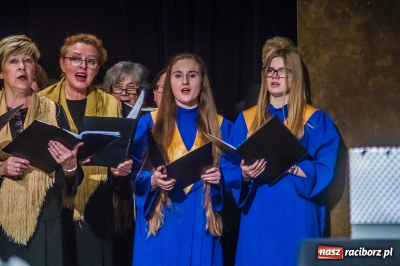 Zdjęcie w galerii na portalu naszraciborz.pl: Młodzieżowy Chór Bel Canto z Grand Prix XXVII Festiwalu Pieśni Chóralnej wiadomości z regionu