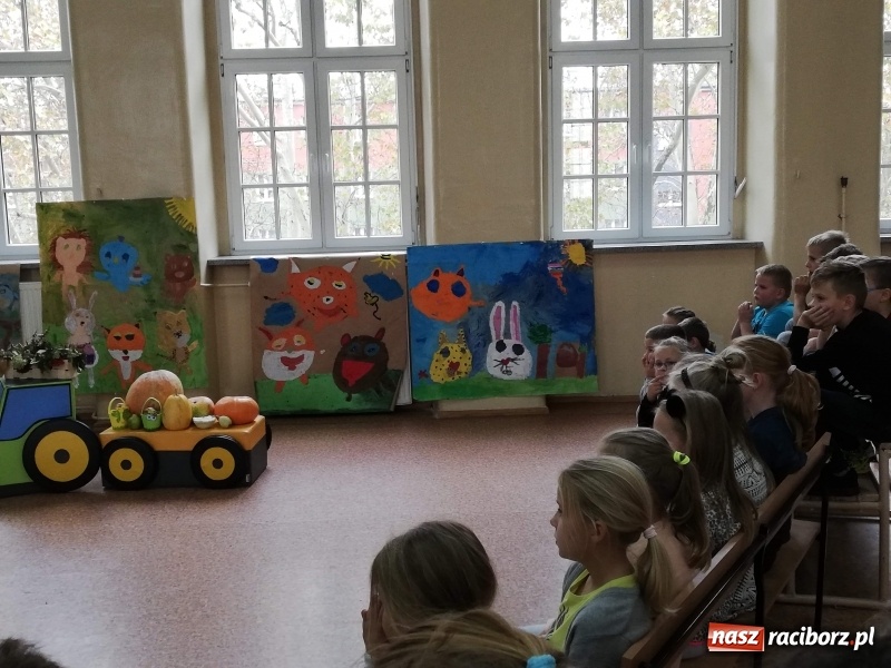 Zdjęcie w galerii na portalu naszraciborz.pl: Ogólnopolski Dzień Głośnego Czytania w SP 4  wiadomości z regionu