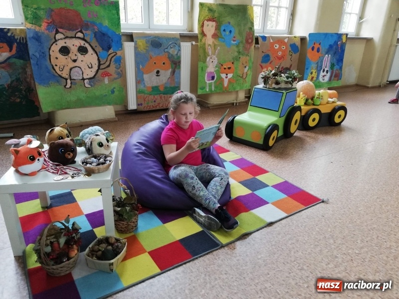 Zdjęcie w galerii na portalu naszraciborz.pl: Ogólnopolski Dzień Głośnego Czytania w SP 4  wiadomości z regionu