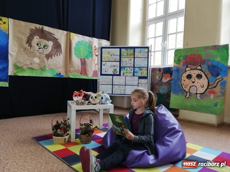 Zdjęcie w galerii na portalu naszraciborz.pl: Ogólnopolski Dzień Głośnego Czytania w SP 4  wiadomości z regionu