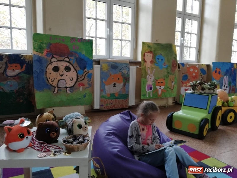 Zdjęcie w galerii na portalu naszraciborz.pl: Ogólnopolski Dzień Głośnego Czytania w SP 4  wiadomości z regionu