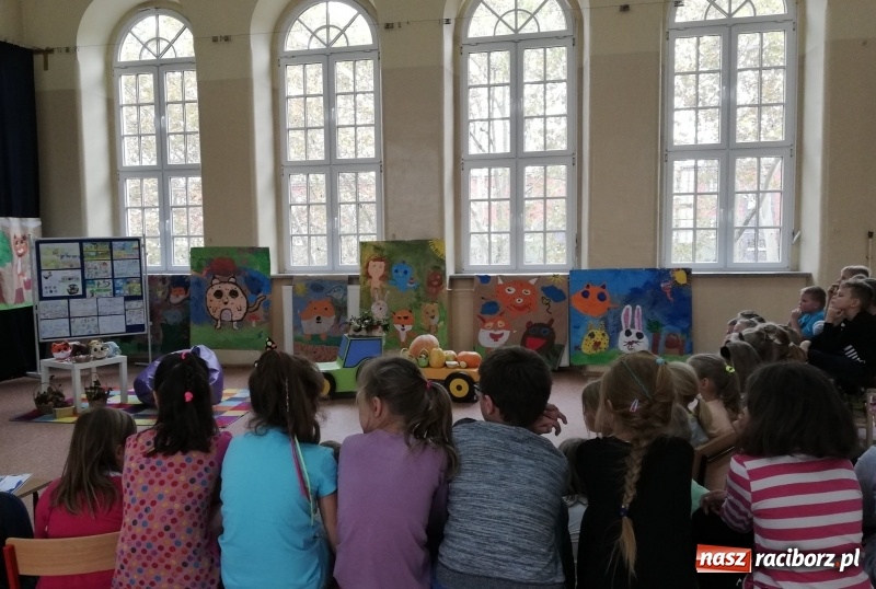 Zdjęcie w galerii na portalu naszraciborz.pl: Ogólnopolski Dzień Głośnego Czytania w SP 4  wiadomości z regionu