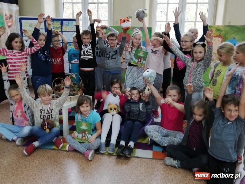 Zdjęcie w galerii na portalu naszraciborz.pl: Ogólnopolski Dzień Głośnego Czytania w SP 4  wiadomości z regionu