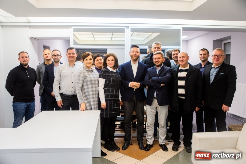 Zdjęcie w galerii na portalu naszraciborz.pl: Komitet Michała Fity na wieczorze przy Ocickiej  wiadomości z regionu