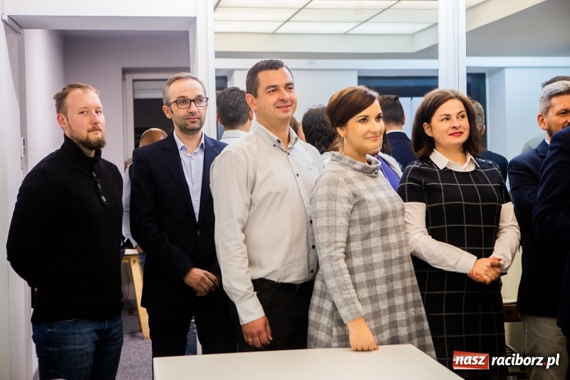 Zdjęcie w galerii na portalu naszraciborz.pl: Komitet Michała Fity na wieczorze przy Ocickiej  wiadomości z regionu