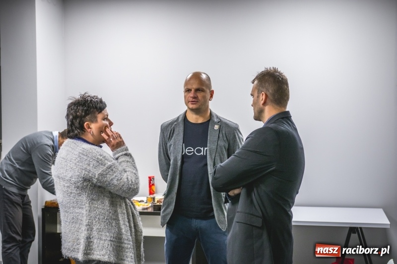 Zdjęcie w galerii na portalu naszraciborz.pl: Komitet Michała Fity na wieczorze przy Ocickiej  wiadomości z regionu