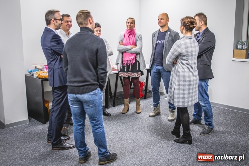 Zdjęcie w galerii na portalu naszraciborz.pl: Komitet Michała Fity na wieczorze przy Ocickiej  wiadomości z regionu