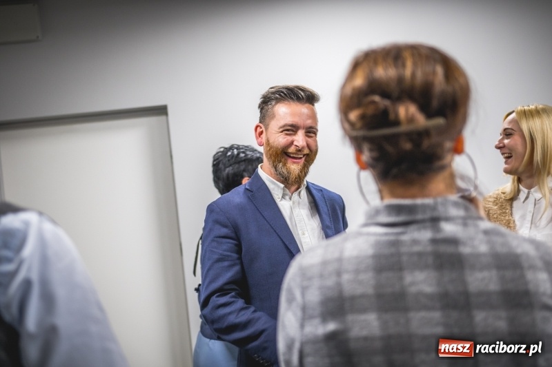 Zdjęcie w galerii na portalu naszraciborz.pl: Komitet Michała Fity na wieczorze przy Ocickiej  wiadomości z regionu