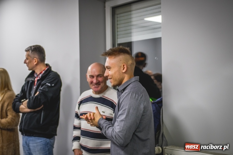 Zdjęcie w galerii na portalu naszraciborz.pl: Komitet Michała Fity na wieczorze przy Ocickiej  wiadomości z regionu