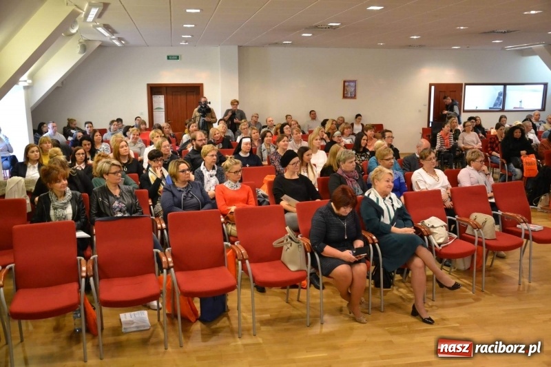 Zdjęcie w galerii na portalu naszraciborz.pl: Autyzm. Codzienność… Sytuacje społeczne - konferencja na zamku  wiadomości z regionu