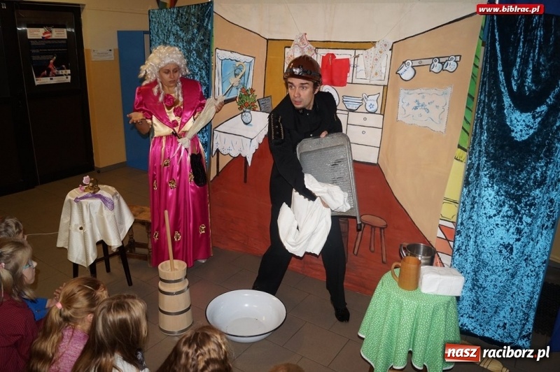 Zdjęcie w galerii na portalu naszraciborz.pl: Nocka z Koszmarnym Karolkiem i spotkanie z Marianną Oklejak w bibliotece w Markowicach wiadomości z regionu