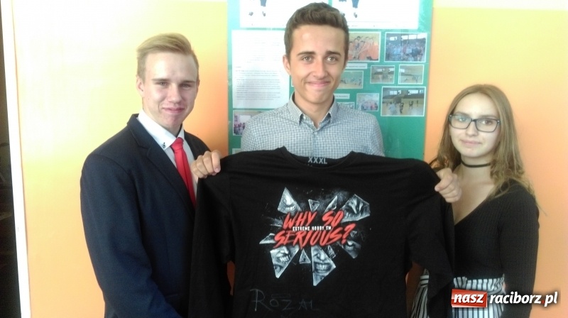 Zdjęcie w galerii na portalu naszraciborz.pl: Gadżety Marcina Różalskiego na aukcji dla raciborskiego schroniska  wiadomości z regionu