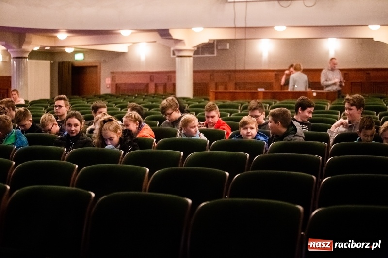 Zdjęcie w galerii na portalu naszraciborz.pl: Uczniowie raciborskich szkół wyruszyli w podróż po świecie. Rozpoczęła się XV edycja Festiwalu Podróżniczego Wiatraki wiadomości z regionu