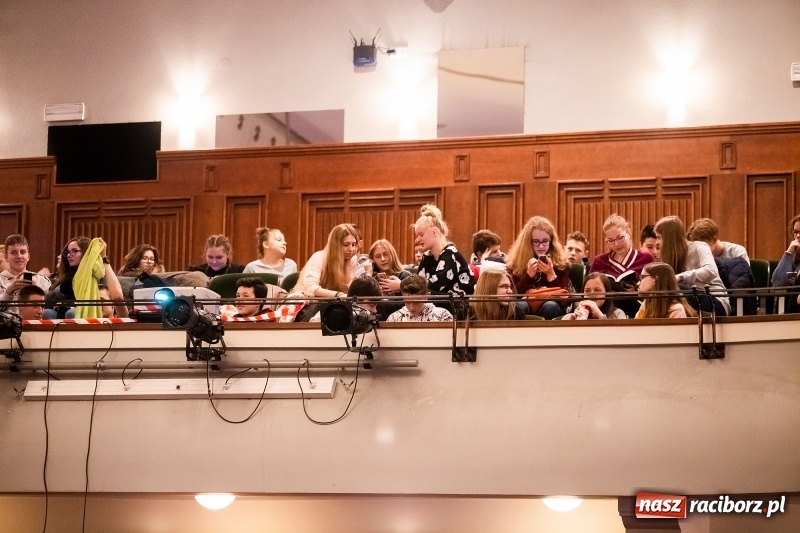 Zdjęcie w galerii na portalu naszraciborz.pl: Uczniowie raciborskich szkół wyruszyli w podróż po świecie. Rozpoczęła się XV edycja Festiwalu Podróżniczego Wiatraki wiadomości z regionu