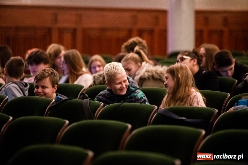 Zdjęcie w galerii na portalu naszraciborz.pl: Uczniowie raciborskich szkół wyruszyli w podróż po świecie. Rozpoczęła się XV edycja Festiwalu Podróżniczego Wiatraki wiadomości z regionu