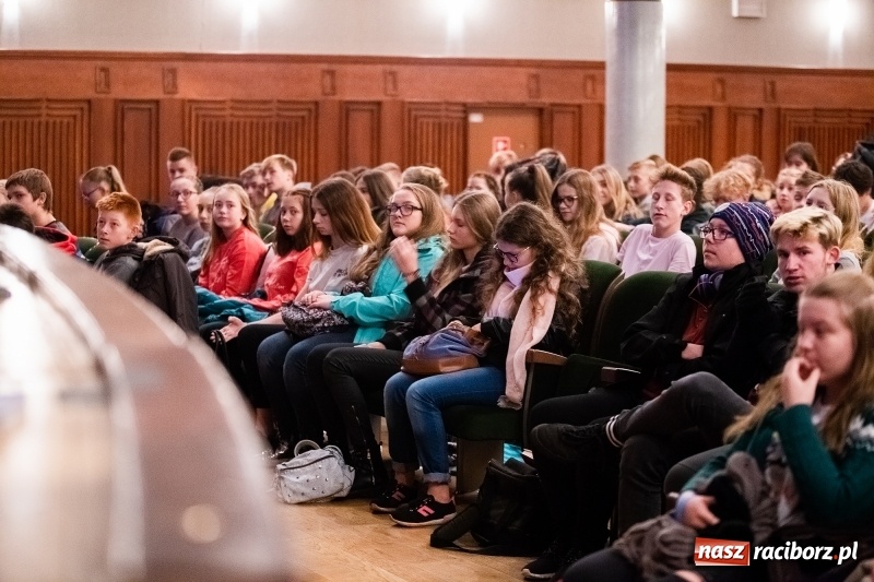 Zdjęcie w galerii na portalu naszraciborz.pl: Uczniowie raciborskich szkół wyruszyli w podróż po świecie. Rozpoczęła się XV edycja Festiwalu Podróżniczego Wiatraki wiadomości z regionu