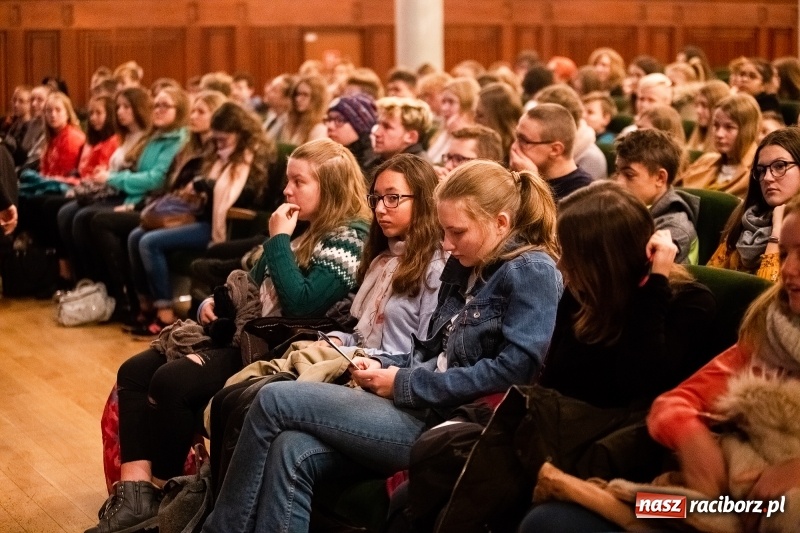 Zdjęcie w galerii na portalu naszraciborz.pl: Uczniowie raciborskich szkół wyruszyli w podróż po świecie. Rozpoczęła się XV edycja Festiwalu Podróżniczego Wiatraki wiadomości z regionu