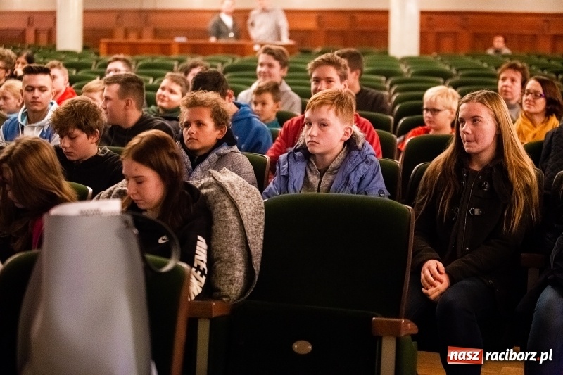 Zdjęcie w galerii na portalu naszraciborz.pl: Uczniowie raciborskich szkół wyruszyli w podróż po świecie. Rozpoczęła się XV edycja Festiwalu Podróżniczego Wiatraki wiadomości z regionu