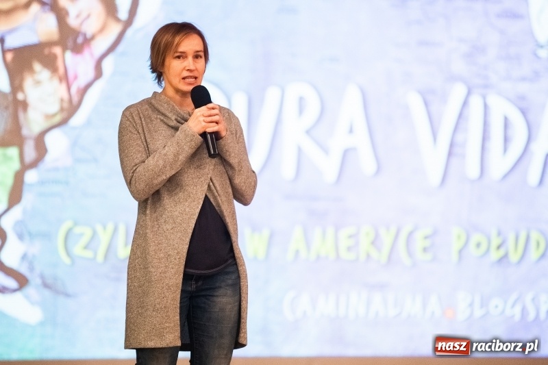 Zdjęcie w galerii na portalu naszraciborz.pl: Uczniowie raciborskich szkół wyruszyli w podróż po świecie. Rozpoczęła się XV edycja Festiwalu Podróżniczego Wiatraki wiadomości z regionu