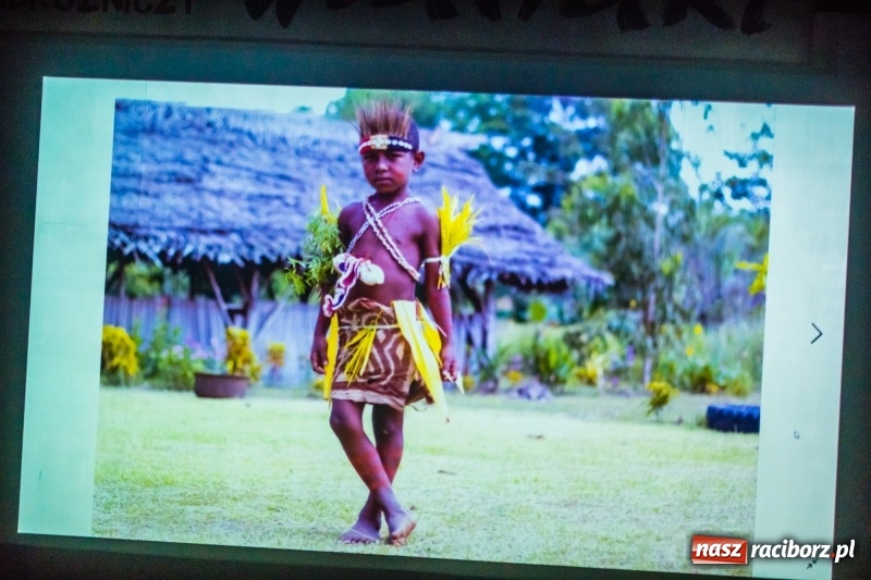 Zdjęcie w galerii na portalu naszraciborz.pl: Uczniowie raciborskich szkół wyruszyli w podróż po świecie. Rozpoczęła się XV edycja Festiwalu Podróżniczego Wiatraki wiadomości z regionu