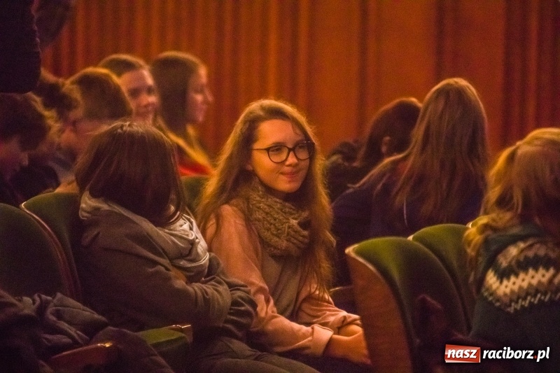 Zdjęcie w galerii na portalu naszraciborz.pl: Uczniowie raciborskich szkół wyruszyli w podróż po świecie. Rozpoczęła się XV edycja Festiwalu Podróżniczego Wiatraki wiadomości z regionu