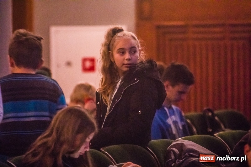 Zdjęcie w galerii na portalu naszraciborz.pl: Uczniowie raciborskich szkół wyruszyli w podróż po świecie. Rozpoczęła się XV edycja Festiwalu Podróżniczego Wiatraki wiadomości z regionu