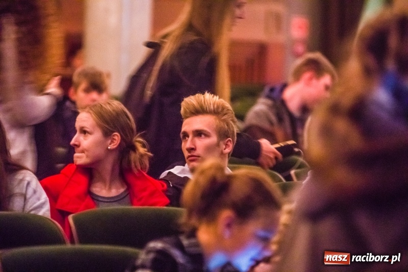 Zdjęcie w galerii na portalu naszraciborz.pl: Uczniowie raciborskich szkół wyruszyli w podróż po świecie. Rozpoczęła się XV edycja Festiwalu Podróżniczego Wiatraki wiadomości z regionu