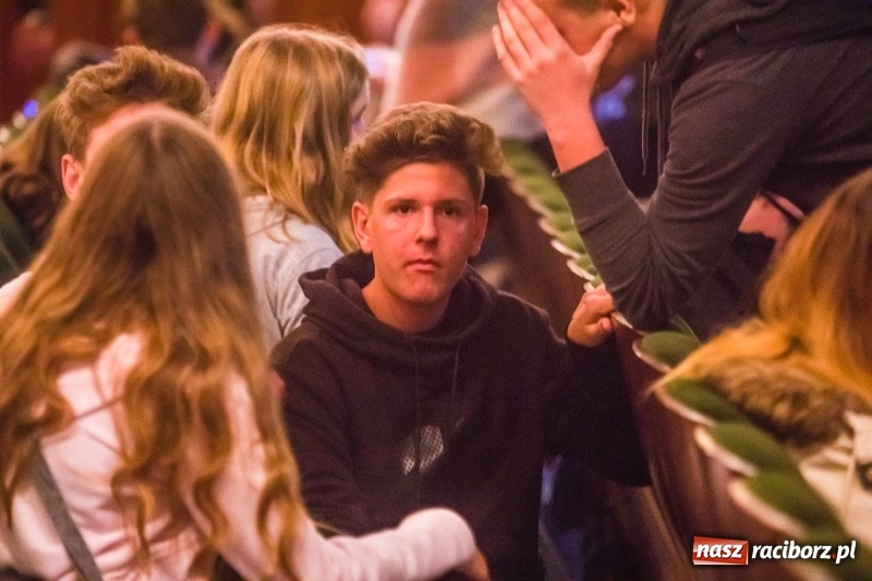 Zdjęcie w galerii na portalu naszraciborz.pl: Uczniowie raciborskich szkół wyruszyli w podróż po świecie. Rozpoczęła się XV edycja Festiwalu Podróżniczego Wiatraki wiadomości z regionu