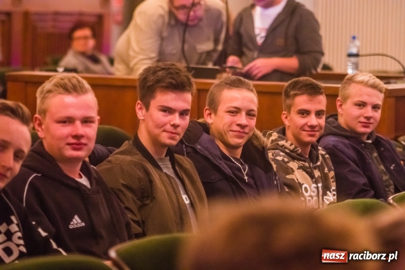 Zdjęcie w galerii na portalu naszraciborz.pl: Uczniowie raciborskich szkół wyruszyli w podróż po świecie. Rozpoczęła się XV edycja Festiwalu Podróżniczego Wiatraki wiadomości z regionu