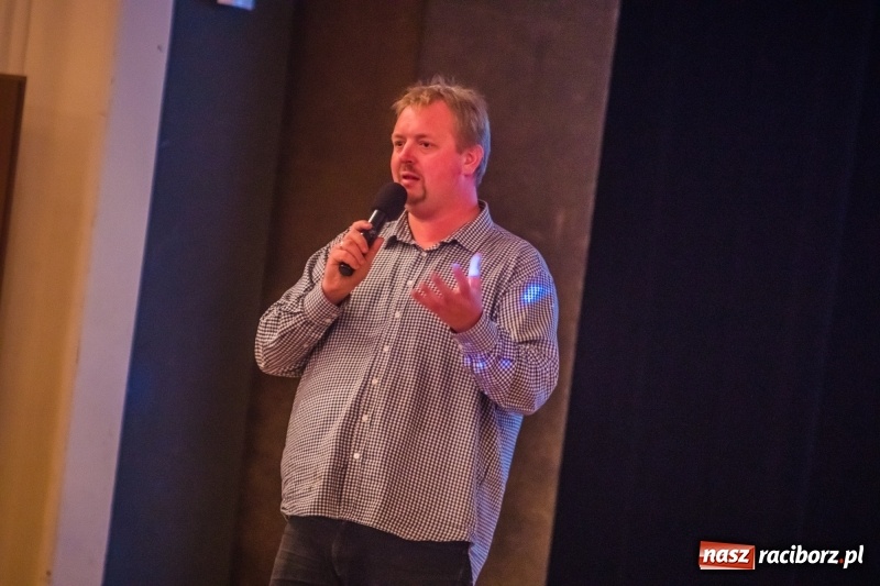 Zdjęcie w galerii na portalu naszraciborz.pl: Uczniowie raciborskich szkół wyruszyli w podróż po świecie. Rozpoczęła się XV edycja Festiwalu Podróżniczego Wiatraki wiadomości z regionu